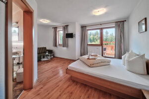 Das Studio ist mit Flat-TV, kostenfreiem WLAN, einem Safe und Laminatboden ausgestattet.